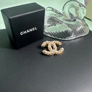 CHANEL Gold and White Pearl Brooch